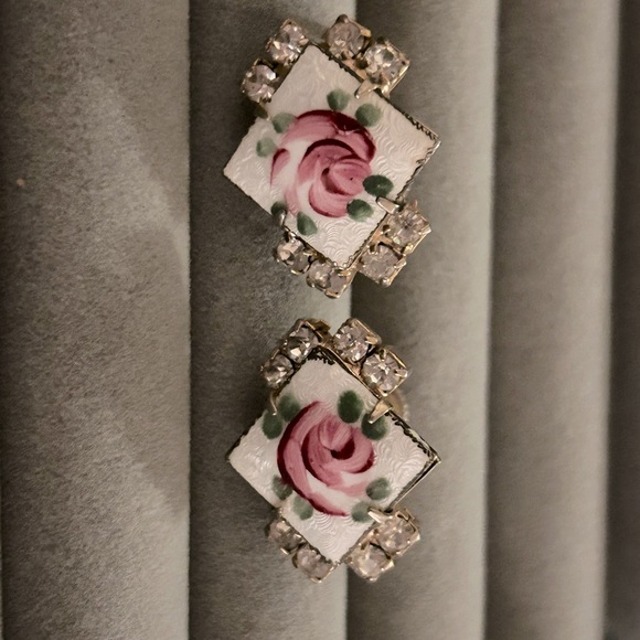 Screw back clip on earrings. Roses - Picture 1 of 6